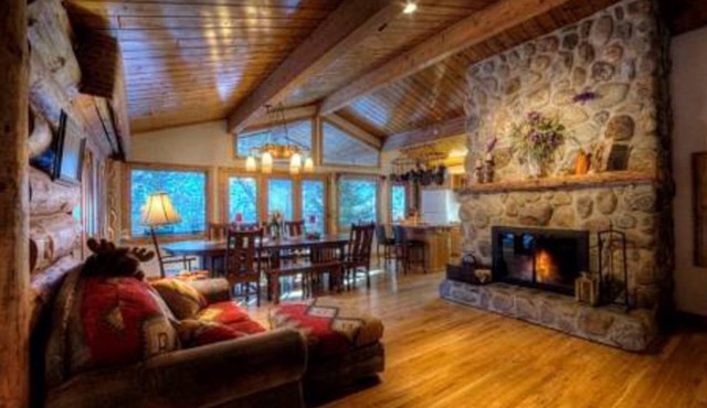 Log cabin-style home near hiking trails w/hot tub, & 2 fireplaces