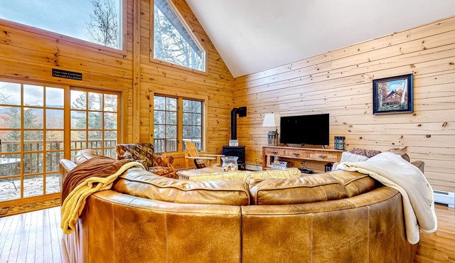 Log cabin-style home with mountain view - close to VAST/skiing/hiking/golf