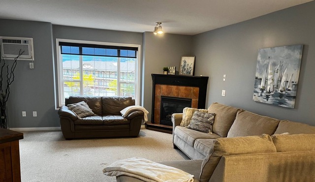 Lovely 2 Bedroom Condo Steps to the Beach!