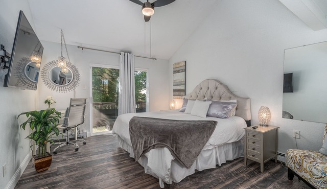 Lovely 2BA King Beds+2 Car Garage. Hidden Gem-Walk>Shops & Dining!