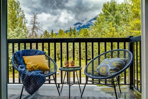 Lovely 3BR condo with Hot Tub at the Edge of Canmore