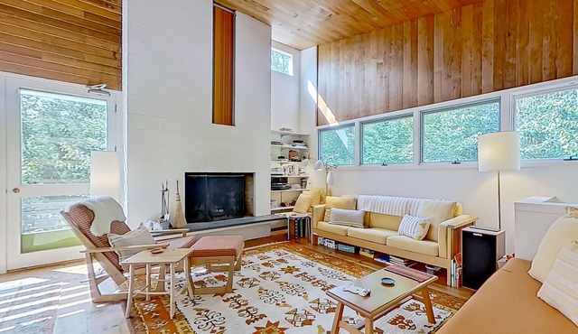 Lovely home with nearby skiing, mountain view, patio, & full kitchen