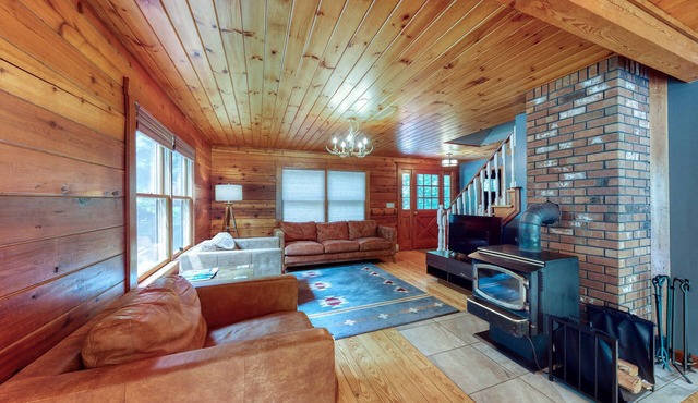Lovely Log Cabin Near Slopes W/Free WiFi, Firepit, & Gourmet Kitchen - Dogs OK