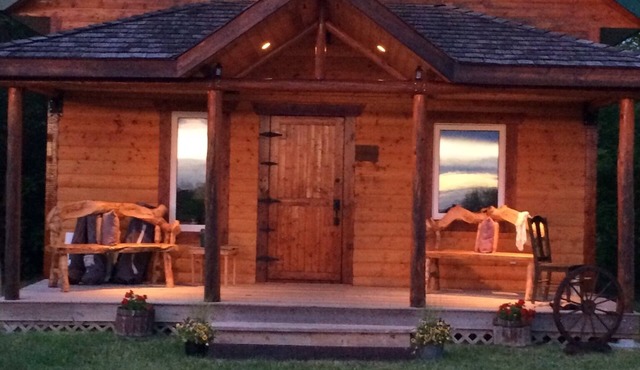 Lovely private cabin located in the country - ask us about family reunions also