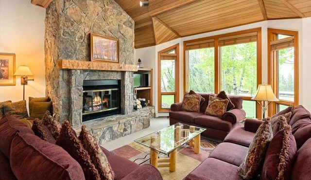 Lovely Townhome With Snowmass View And Ski-in/ski-out by The Woodrun V Townhouses by RedAwning