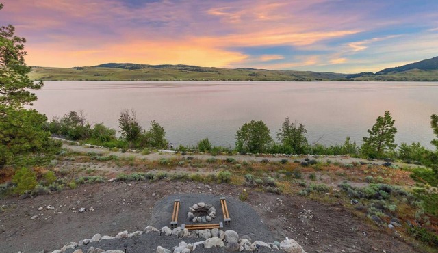 Luxury Lake House - Nicola Lake
