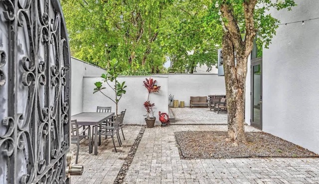Lush 2BR Tropical Escape in Vibrant Coconut Grove