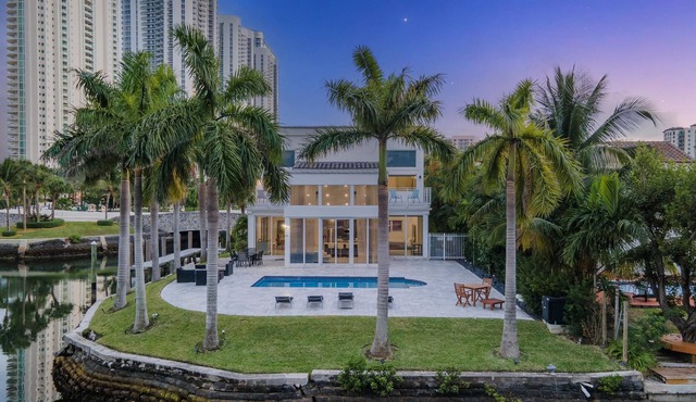 Lux Bayfront Villa | By The Beach | Prime Location