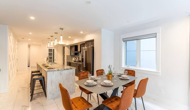 Lux New House by UA/Train/Rogers Place/Hospital/Ravine/AC/D-garage/sleep 12