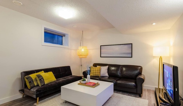 Lux Suite UofA: Sep Entrance | Walk to Whyte Ave