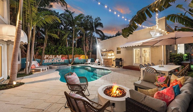 Lux WPB Oasis, Pool Spa, Game Room, Sleeps 12! Great for families!