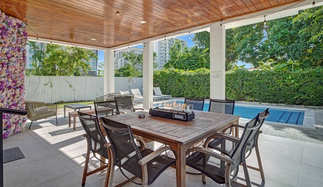 LUXE 4BR - Pool & FirePit - Walk to Restaurants & Bars - 15 mins to South Beach