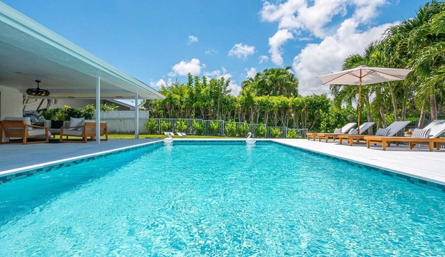 LUXE Lake Oasis I Dock I Pool I Designer I Kayaks!