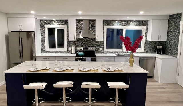 LUXURIOUS 3 BR Home in CENTRAL Calgary b/W AIRPORT & Downtown