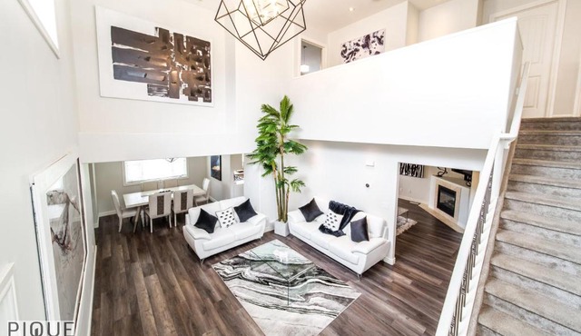 LUXURIOUS 6 Bed Home I Fireplace I near Sports Park I with Double Garage & Fast WiFi!