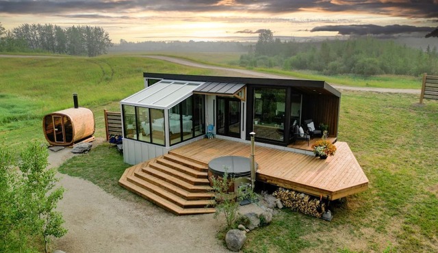 Luxurious Cabin with Outdoor Jacuzzi Great for Couples in Alberta