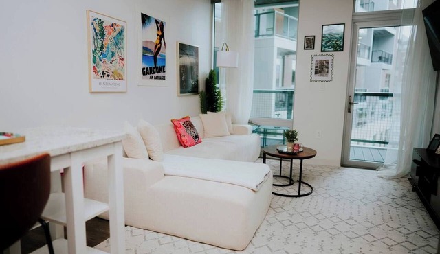 “Luxury 2BR Cambridge | Pool + Free Parking”
