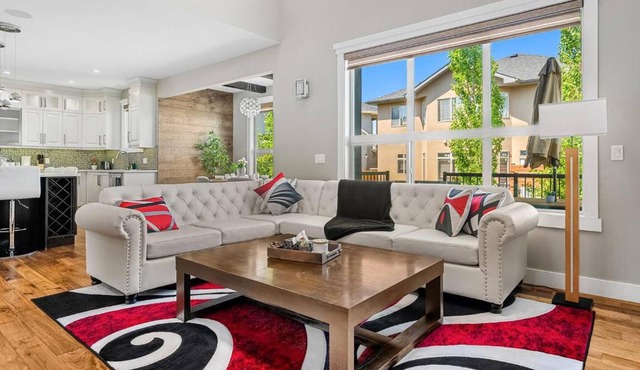 Luxury 3BR Home Chestermere Retreat with Parking