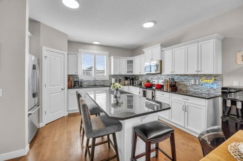 Luxury 3BR Home - Theatre - Office & Master Spa