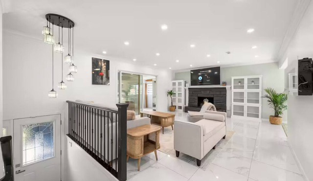 Luxury 3BR Retreat | Hot Tub Fire Pit & 4 Beds |