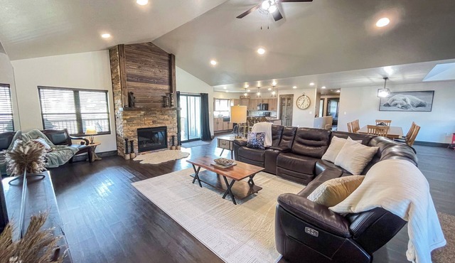 Luxury 7BR Black Hills Retreat with Hot Tub & Game Room Near Deadwood & Sturgis