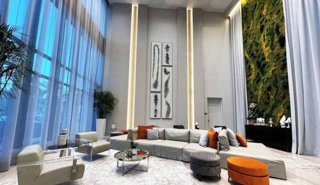 Luxury Condo - 3B/3B with Amazing Skyline View
