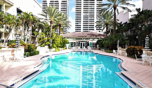 Luxury Condo Downtown West Palm Beach with Heated Pool, Steam Room and Jacuzzi