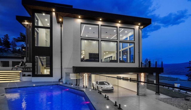 Luxury Hillside Retreat - Pool & Rooftop Hot-Tub