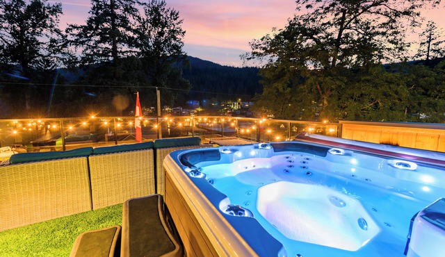 Luxury House Right In Front of Cultus Lake w/Hot Tub & Paddleboards