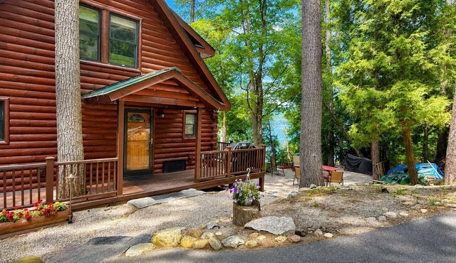 Luxury Lakefront Log Cabin on Schroon Lake