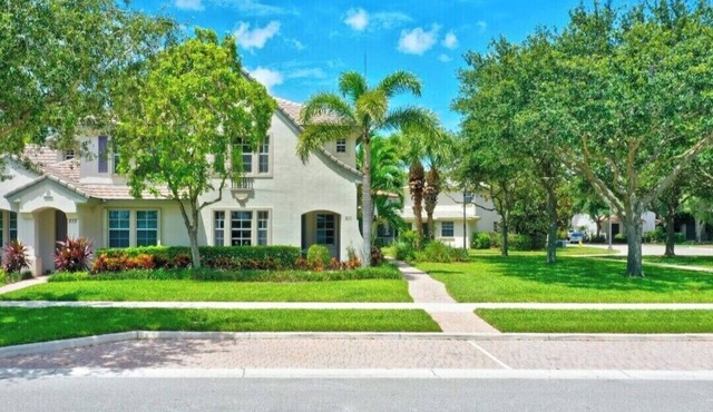 Luxury Lakeview Condo in Resort Community: 3BR Retrea: 4 month minimum