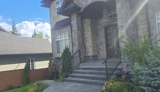 Luxury Lodge Getaway II. w/Wi-Fi & AC in awesome PG. Close to University of PG