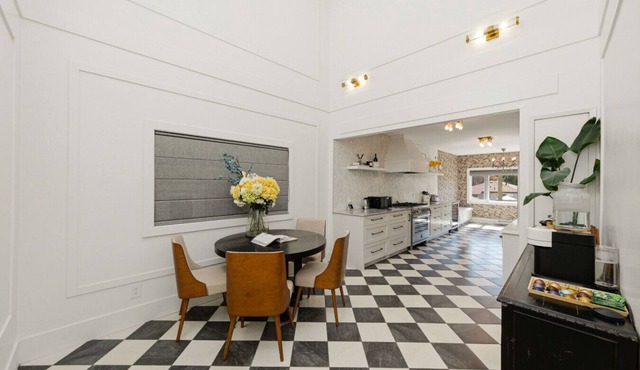 Luxury Main-Level 2BR Private Home close to UBC