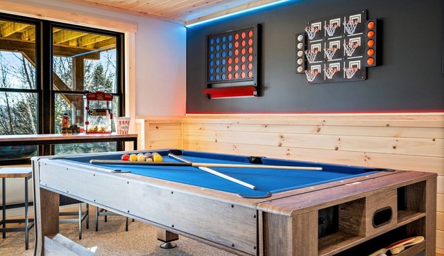 Luxury Mountain Lodge | Sleeps 16 | Hot Tub · Sauna · Game Room · Views