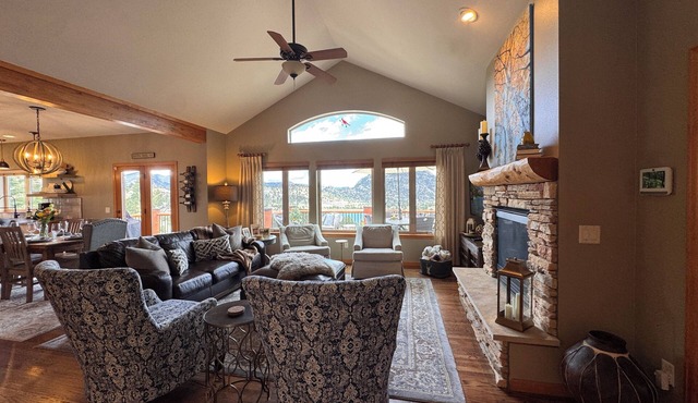 Luxury Retreat Mountain Views Hot Tub