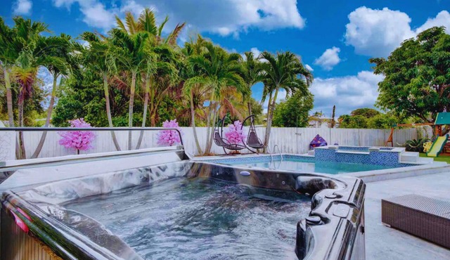 Luxury Retreat with Cinema, Game Table, Pool, Jacuzzi , Giant Chess, 8 Beds