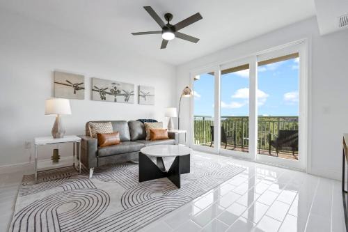 Luxury River Front Secluded Condo w Resort Amenities RFI 909