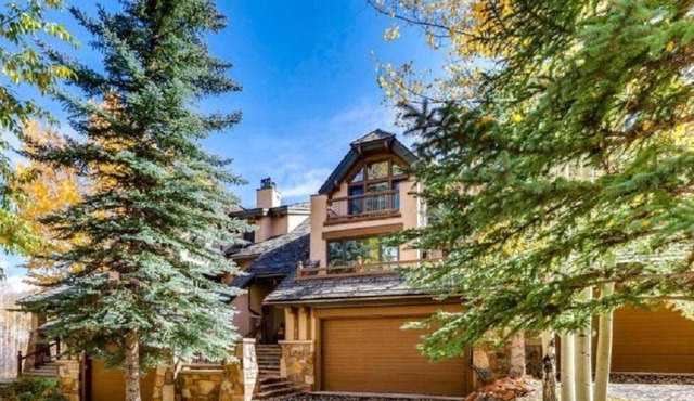 Luxury ski-in ski-out 4 bedroom townhouse, private hot tub, outdoor BBQ grill