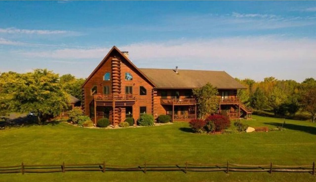 Luxury Suite in Famous Lodge - Jacuzzi + Lake Champlain