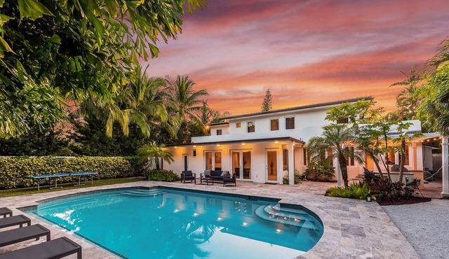 Luxury Villa with Pool sleeps 12. Outside Kitchen, Basketball, Billard !