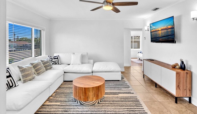 Lxure Villa! Pool BBQ WiFi+ WorkSpace SwingSet 3Bdrm 5 Min. to beach