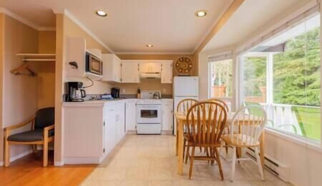 (M) Deluxe Double Bedroom Cabin (non pet friendly)