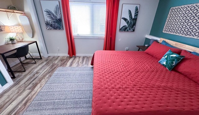 Main Level - King Beds - Patio - Laundry - Walk to downtown!