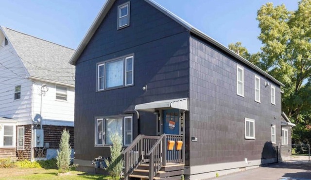 MANHATTAN MODERN: Large 3 bed, Fenced yard-Parking