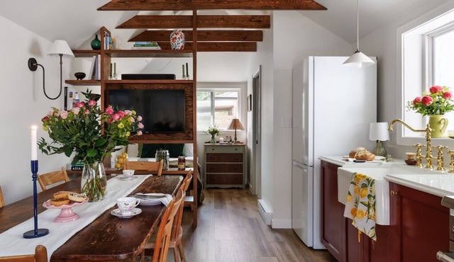 Maplewood Cottage: English Charm, West Coast Soul.