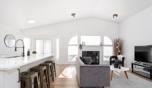 MEADOWBROOK - Sleeps 12 - Garage Parking