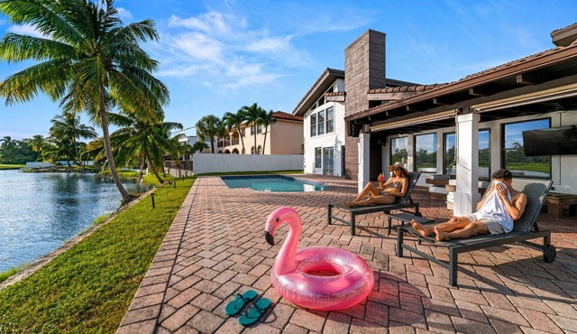 Miami Lux Mansion/Lakefront Views/Pool & Mini Golf