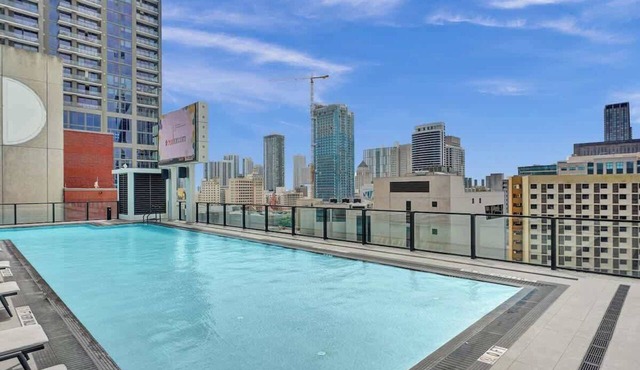 Miami Studio w/Rooftop Pool Access