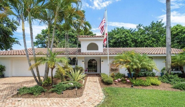 Mini golf and lake view villa near ocean front and beach