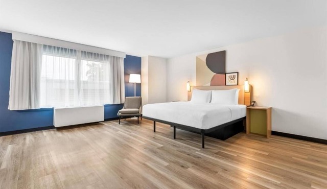 Minimalist King Unit Close to Burlington Airport – Only 3.1 Miles Away